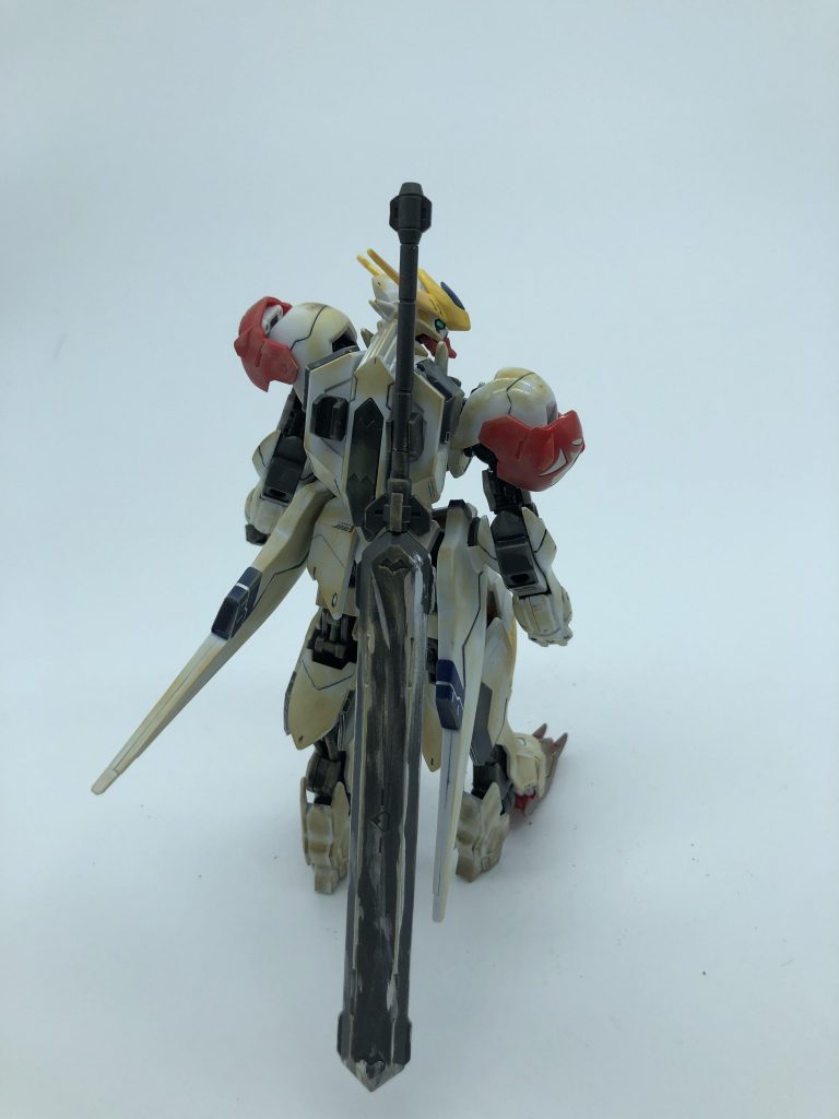 後ろ姿の撮影です。バルバトスルプスの大剣?をバックパックにくっつけることが可能です。写真の構造としては、FF7のクラウドをイメージしているのですが、イメージ通りにうまくいかないものですね。