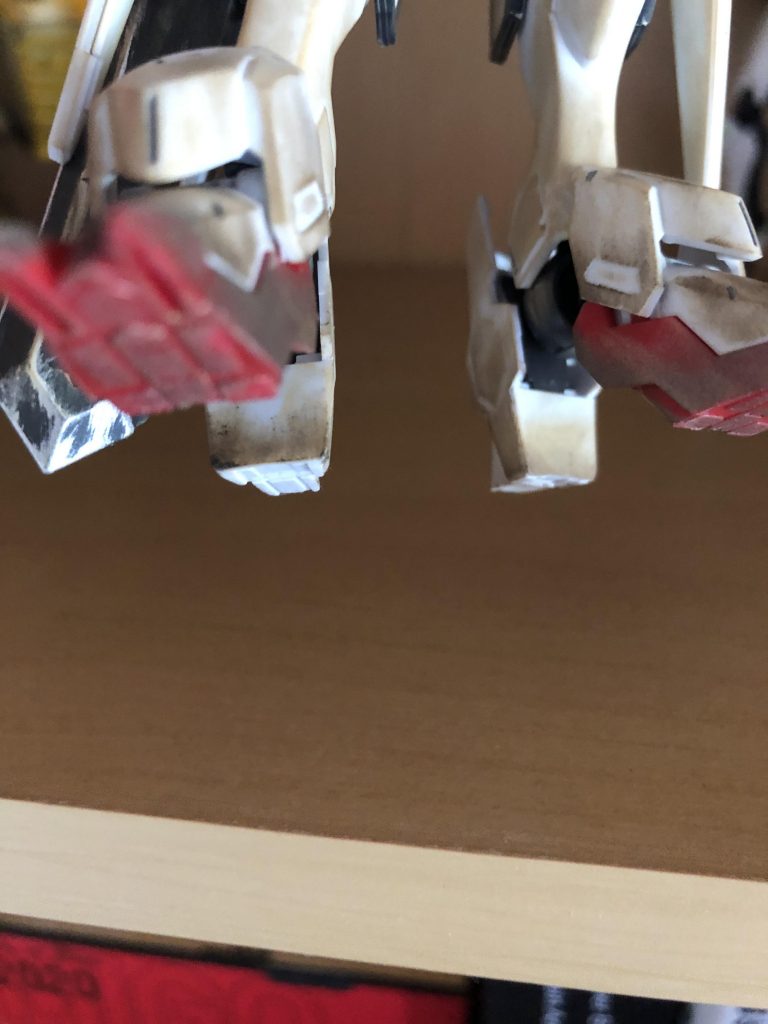 バルバトスの踵、本来は空洞になっていたのですが見栄えが悪かったのでプラバンで埋めました。初めて穴埋めをおこなったのですが、思った以上にうまくできたと自負しています。
最後まで御覧いただきありがとうございました。
アドバイスなどありましたら遠慮なくコメントしてください!次の作品に活かしたいと思います!