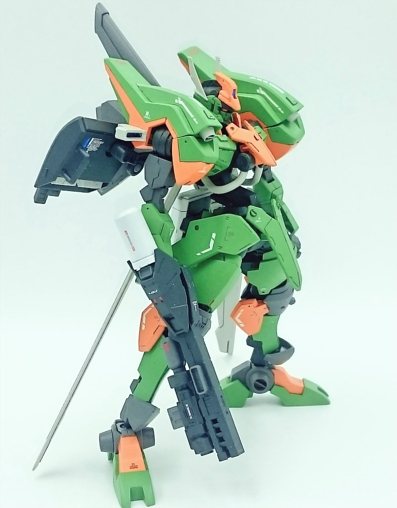 【サイド】
頭部はアスタロトオリジン、バックパックのスタビライザーはZⅡ(ゼッツー)の足先を使用しています。
辟邪の肩から腕にかけてのパーツが後ハメがしにくい仕様だったので苦労しましたが何とか形になりました。