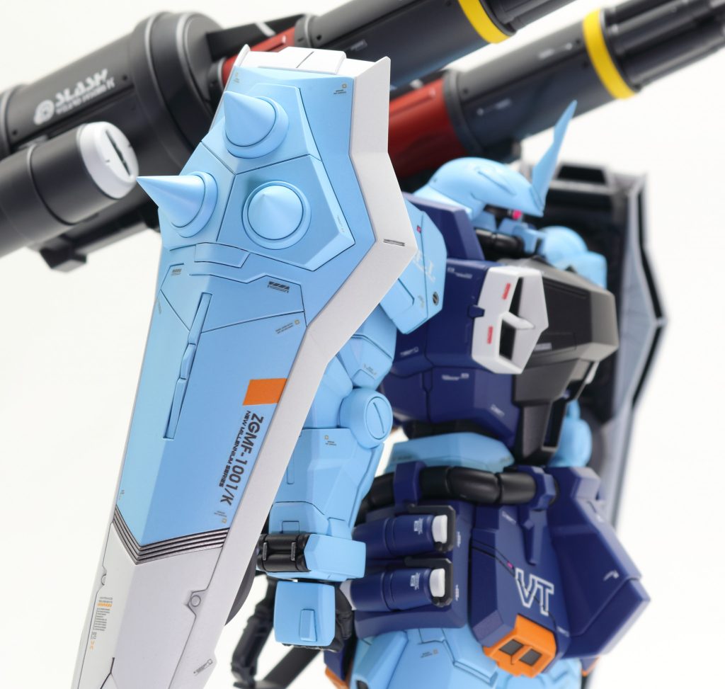 シールドにオレンジのアクセントをデカールは付属品をカットして使用