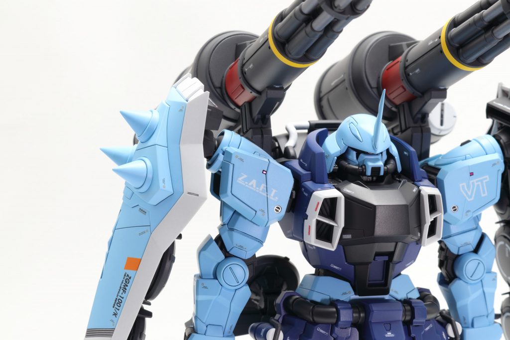 メタリックピンクのチップやメタルパーツなど