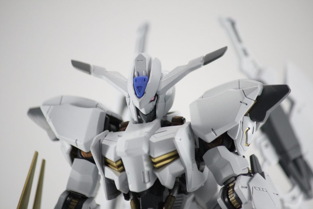 青い部位(額を除く)をニュートラルグレーに変更しました。落ち着いた感じになったと思います。