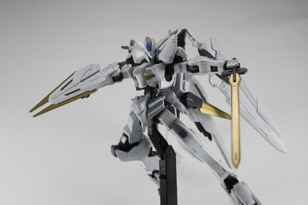 バエルソードをニコイチで延長しました。シールドはシアクアンタのリアスカートから製作しています。