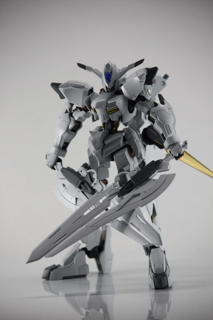 ウイングは取り外して大型の剣としても使用できます。