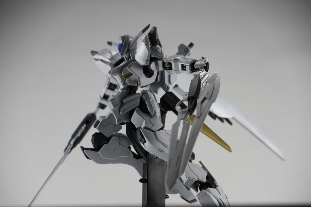 バエルソードやシールドを失った際の最後の武器、という設定です。