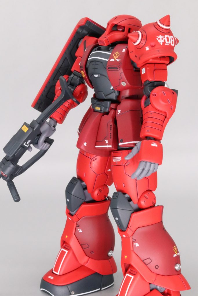 ボリュームアップのため、スカートと股間を盛ってます。塗装は
下地>クレオス:グレーサフ
濃い赤>ガイア:ローズブライドレッド
薄い赤>フィニッシャーズ:シルクレッド
黒>ガイア:ミッドナイトブルー
色々な方の作例を参考にさせて頂きましたが、シルクレッドはとてもいい色ですねー