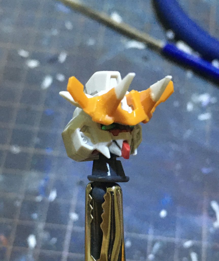 <アンテナ改造>
こちらは、改造の途中ですがサタニクスの合体するアンテナを改造しました。
つのに当たる部分の延長。頬に当たる部分をカットして額の横に延長するようにつけてあります。できるだけ目が隠れないように気をつけました