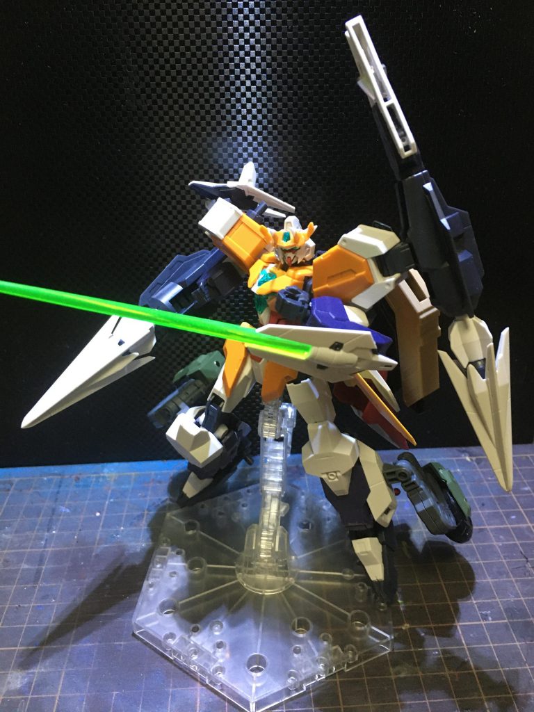 <塗装前状態>
最初はサタニクスウェポンをフル状態を両肩に装備しようとしたのですが、2つ連結した状態では肩が下がってしまうため今のカタチになりました