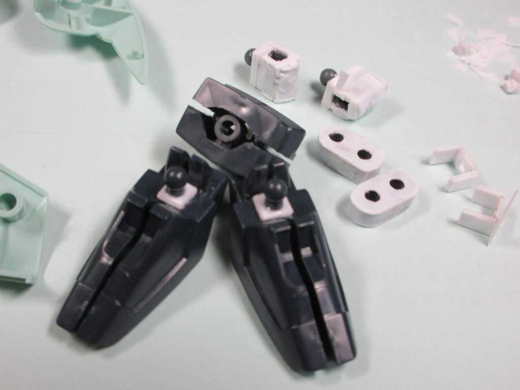 ポリパーツのプラ化作業とボールジョイント付け直しの図。
個体差とかいうレベルじゃなく位置がズレてたんですが
これって仕様なんでしょうか?
模型経験少ないんですが(ちょうど1年ほど)
こんなん見たのは初めてです。