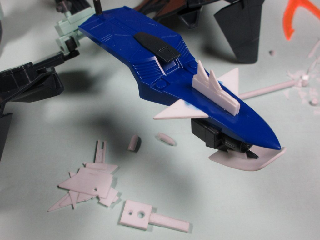 ドラゴン形態頭部の作製中。
キット自体のメガ粒子砲の構造を少し機首側に移動させて、
口の開閉ギミックにそのまま流用しています。