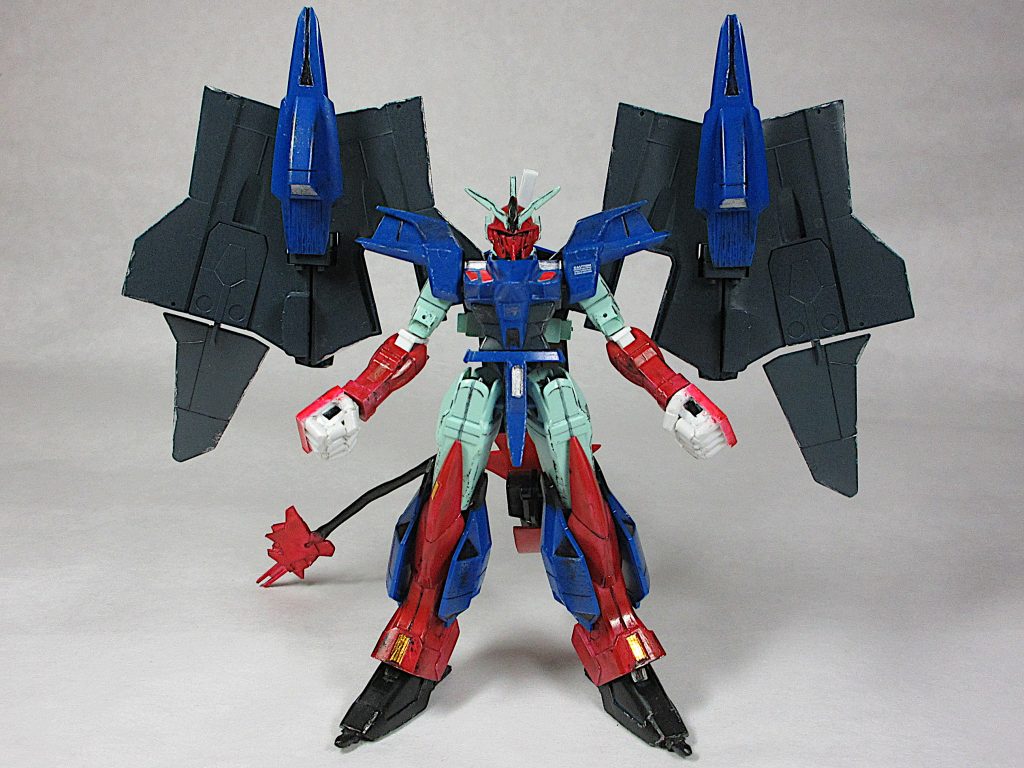 [Front]
作業内容ですが、
まずは全身の関節の干渉箇所を削って可動範囲を拡大、
個体差かも知れませんが保持力不足の関節が多かったので調整、
何故か足首側ボールジョイントが大きくセンターから
ズレており、そのせいで自立も困難な状態だったので
一度ジョイントを切り離して位置を調整、
軸打ちをした上で再接着しました。
次いで、肘部ポリキャップにプラ板でカバー作製、
後ろ側にメタルパーツでパイピング。
ポリ製ハンドパーツをプラ板で覆いランナーで指を造形、
ひと回り大型のハンドパーツ作製。