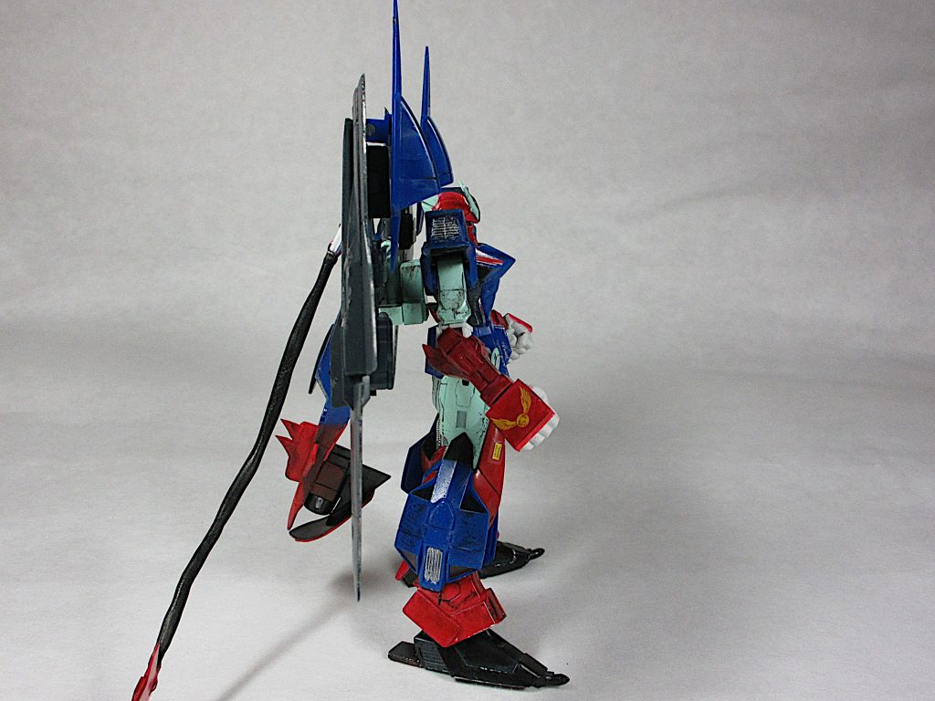 [Side]
つま先に爪を作成、踵を１センチ後方に延長、
足裏に凸モールドを追加。
尻尾兼武器作製。
武器先端にキット付属ビームエフェクト取り付け部作製。
MA時機種部を形状変更、プラ板でデティール追加、
キット自体のギミックを利用して顎作製、
顎付け根にロック機構作製。
バックパック裏一部をプラ板で裏当て、
残りは黒塗りつぶし。
肩・膝・足首アーマー裏も塗りつぶし。