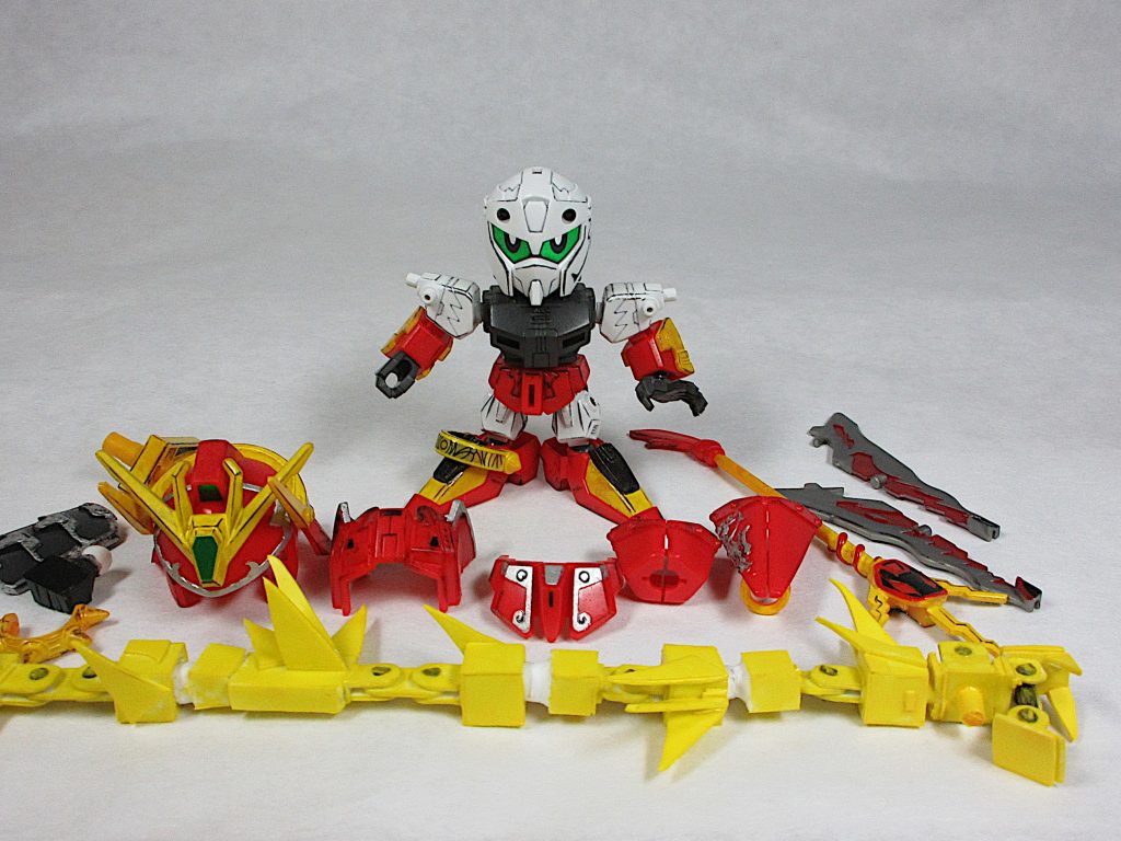 セット内容一式。
手前は大爆裂雷蛇（必殺技？）用エフェクトパーツです。