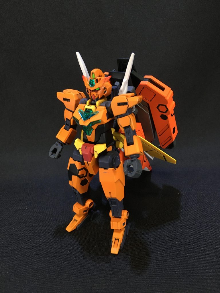 <コアガンダムⅡ>
オリジナルのサターンアーマーのオレンジ色を本機にもベースカラーとして塗装しました。顔の部分をシャープにしました
今回、初めての試みとしてハイキューパーツさんから出ているヘックス迷彩用マスキングシールを用いてところどころ黒が目につくようにしています
塗装はまず最初に黒サフ、そこにマスキングを貼り、ピンクサフを重ねオレンジを重ねるようにしました
