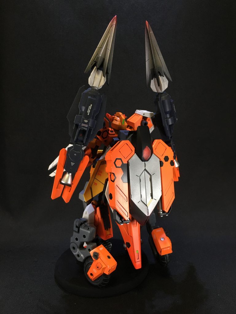 <バックショット>
サタニクスの脚部にHGマシンライダーの車輪を装備。大型の車輪でさらに速度が出せるようになりと走行を安定化させる
横のアーマーはウラヌスアーマーの角張ったものを選んだのは車輪を装備できるようにするためと機体に角張ったイメージに統一するためでもある
コアガンダムⅡとサターンFアーマーの色の差がありアーマー部分に赤みを足して調色しています
また手足などにクリアーレッドを吹いて末端部分に熱が伝わり燃え上がるようなイメージグラデーションをつけました