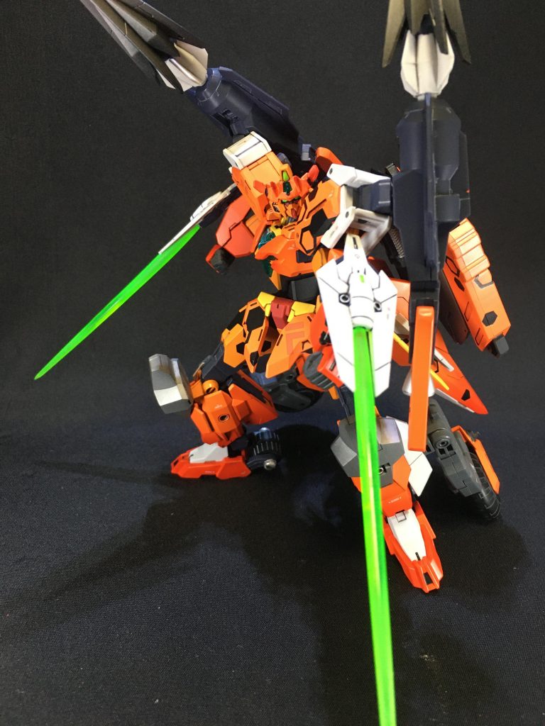 サタニクスは鉄血のガンダム・フレームを想定敵としていますが、それ以外の的にはドリルなどで相手をするよりも腕につけたこの装備で素早く戦闘を行う
クロー型になっているため、そのまま相手に突き刺すなど物理戦闘も可能となっている