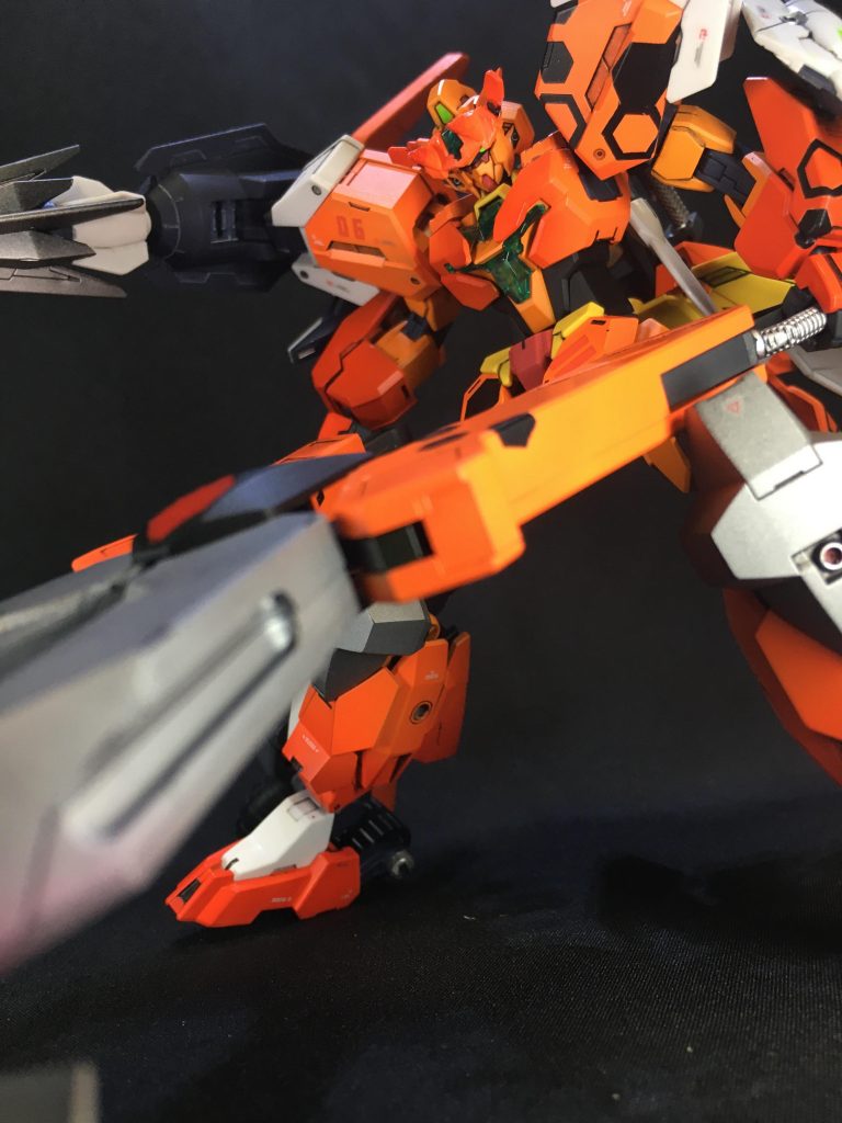 サタニクスガンダムが公開されたとき、グシオンリベイクフルシティのシザース可変型リアアーマーを装備されたい!と思い作り始めたのがきっかけです
そしてこれを外され残った本体で作り上げたのが前作のグシオンリベイクディープアンカーになります。よかったらそちらも見ていってください!!(ステマ
<カラーレシピ>
・メインカラー1:コアガンダムⅡ の装甲
 NAZCA COLOR マンダリンオレンジ
・サターンFアーマーカラー
 NAZCA COLOR マンダリンオレンジ+ガイアカラー 蛍光レッド+Mrカラー クリアーレッド
 7:2:1 
・ドリル
 Mrカラーシルバー
・バーニア部分
 Mrカラーシャインシルバー
差し色
タミヤカラー エナメル ライトグリーン(センサー
ガンダムマーカー シャインシルバー(バーニア周辺
マッキー ペイントマーカー シルバー
黒色無双(目の周辺
アトムハウスペイント 工作用カラー蛍光グリーン(ガンダムアイ