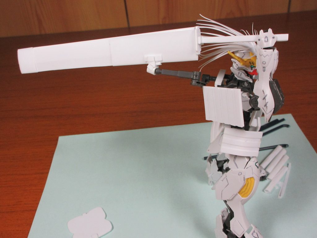 かなりの長さなんですが、
フレキシブルに可動するウェポン・アームのおかげで
このまま最後まで抜き打てます。
このパーツも含めてルプスは本当に優秀なキットです。
