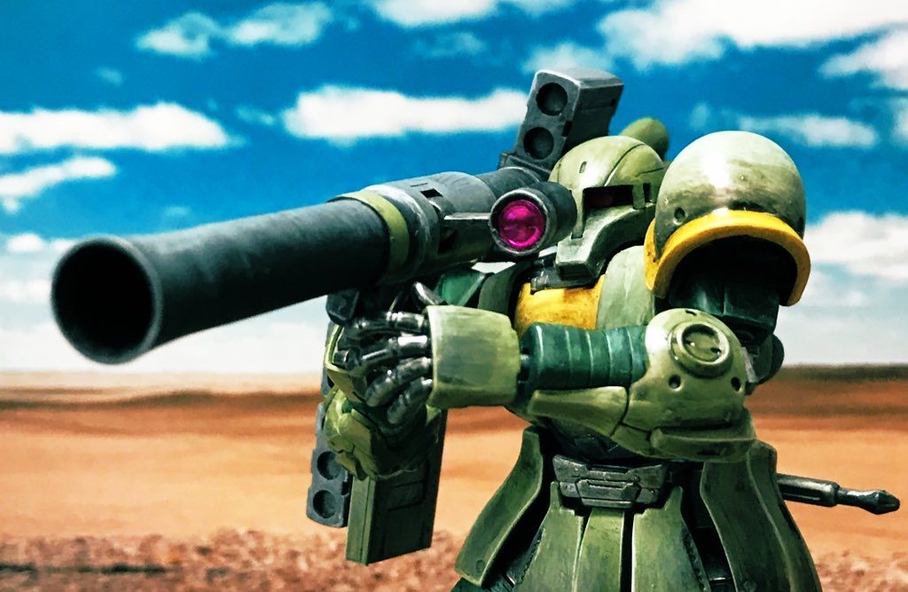 敵に向かって、バズーカの照準を定めるザクI