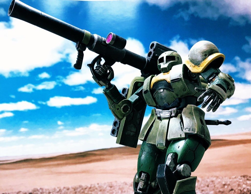 敵の撃破後、バズーカを持ち上げ、モノアイにて対象を確認する姿を再現してみました。