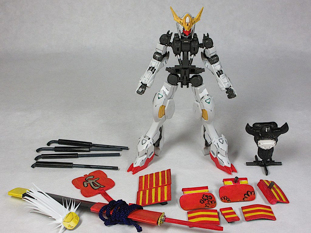 セット内容一式。
一番右は、アーマーベースならぬ鎧掛けです。