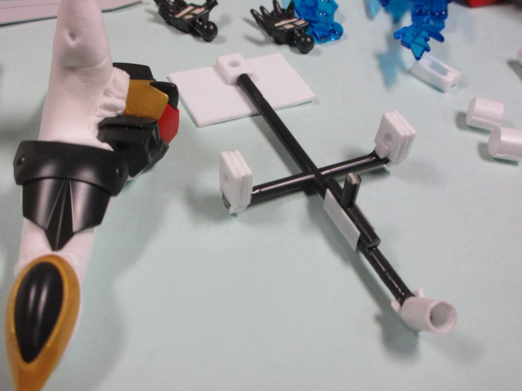 ベースパーツ作製中。
この部分が竜機の胴体になります。
手前に見えるピンを
キット股下の3ミリ穴に差し込んで固定する形です。