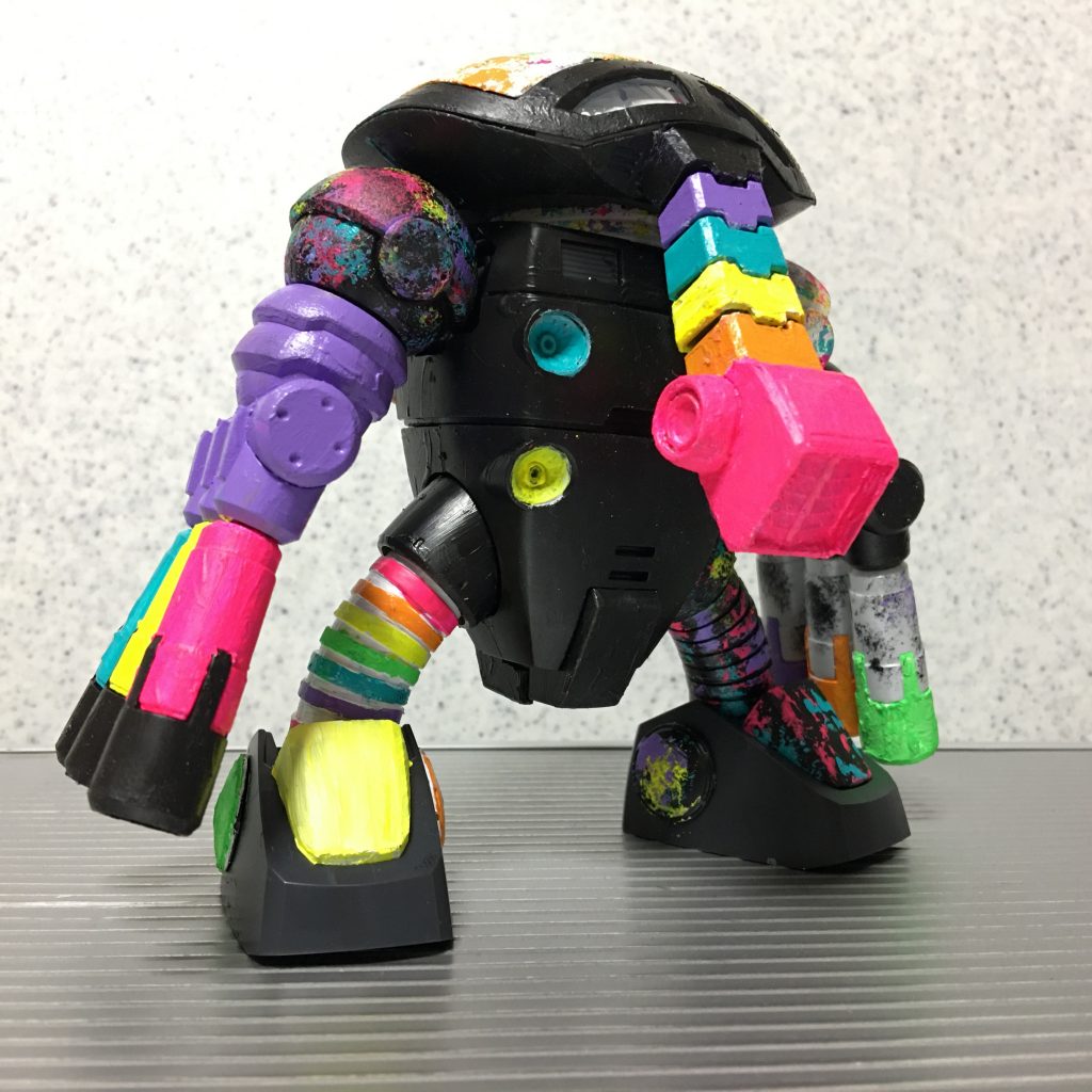 (   。・v・。)ノ 今回は以前から温めていたカラーリングのアイディアを形にした作品です。
特に腕部は左右非対称の配色で異なるイメージにしています。脚部も同様で、左脚はスポンジチッピングでランダムに、右脚は「こんな感じのリング状のおもちゃ」をイメージしたレインボーカラーにしました。