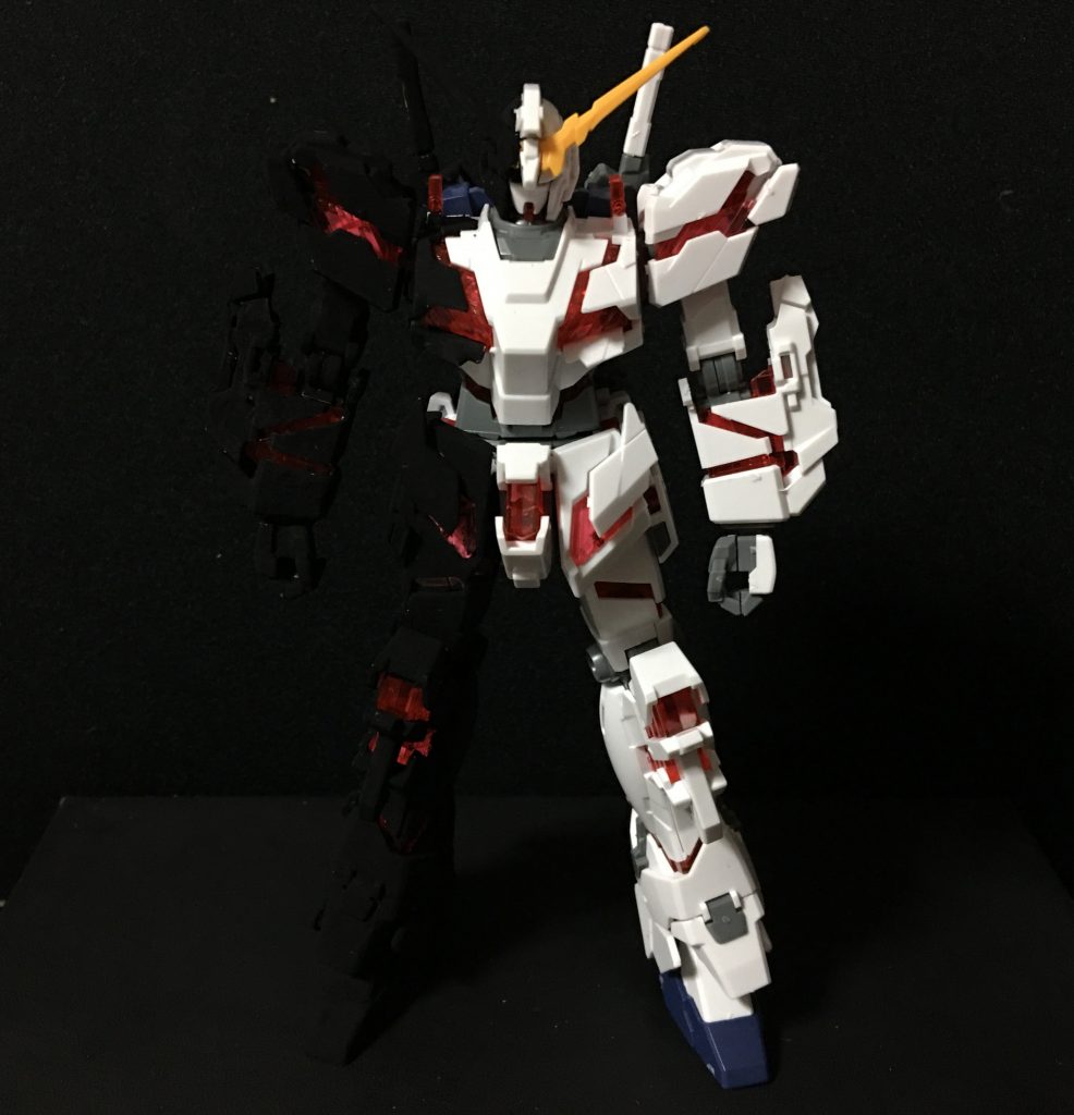 ( 。・v・。)ノ 今回は光を99%以上吸収するという「黒色無双」という塗料をユニコーンガンダムの右半身に塗装した作品です。(サイコフレームは塗っていません)