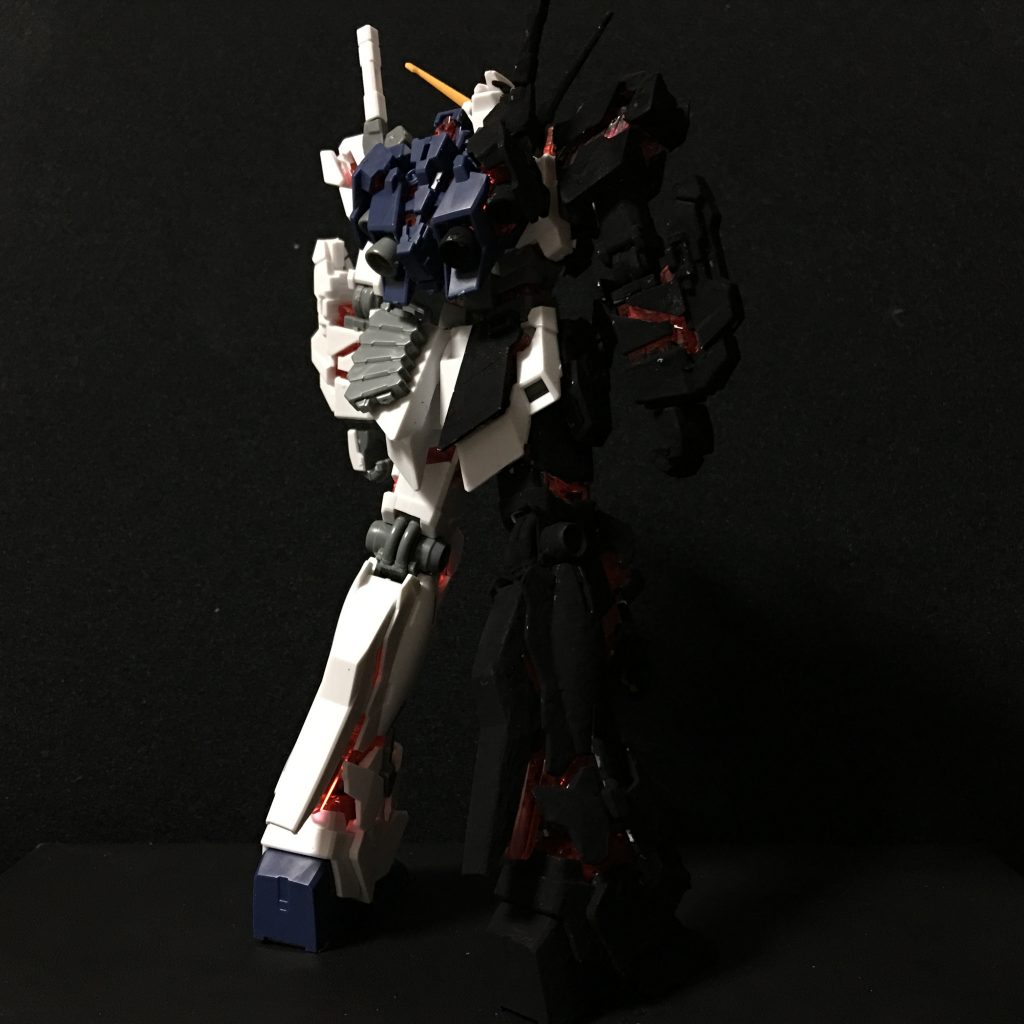 ( 。・v・。)ノ 逆に右半身をアップにすると、若干輪郭がわかるようになります。ここで面白いのは、背景よりも右半身のほうが暗く、黒色無双がいかに「黒い」かがわかるということです。