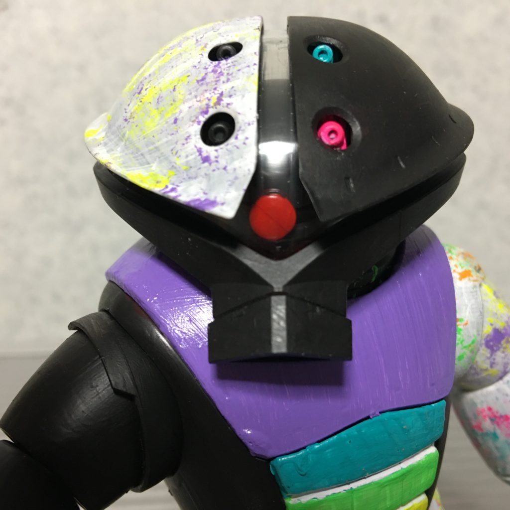 頭部アップ
モノアイレールで三分割されたアッガイの頭部のうち、右側だけを白地にして左右非対称を演出しています。