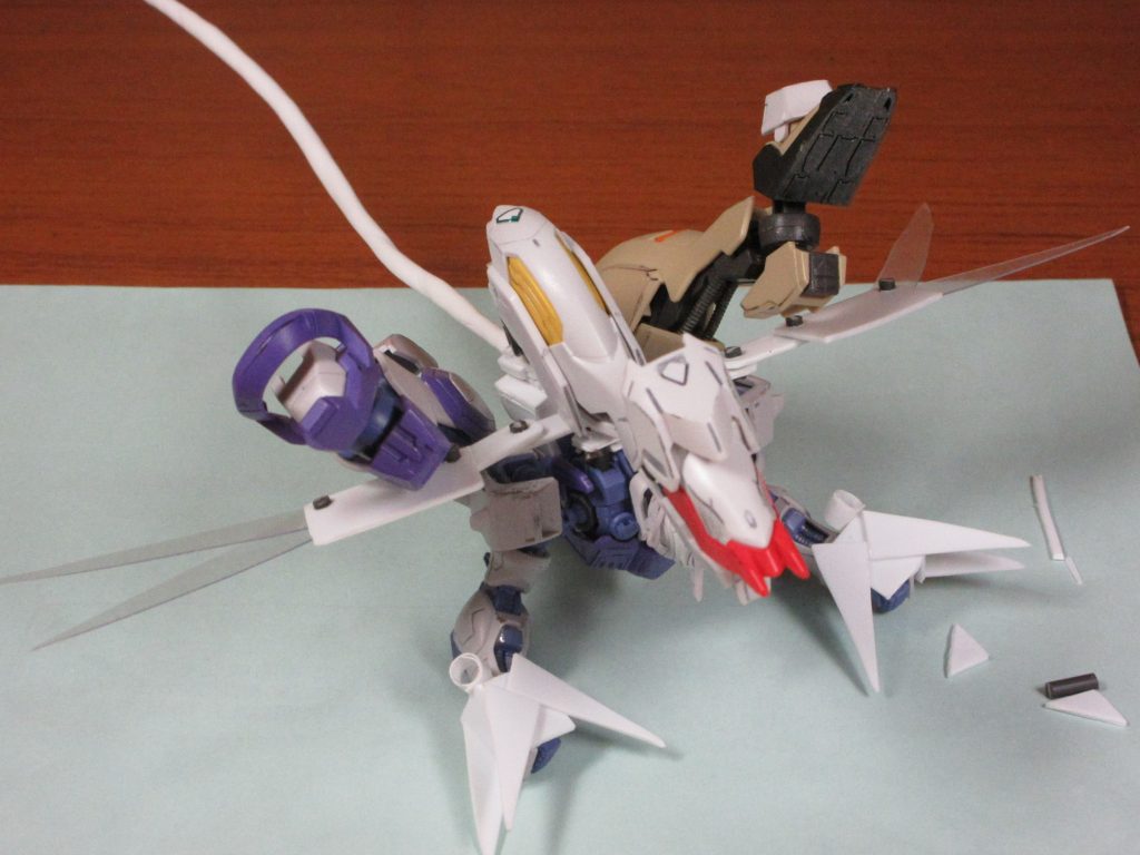 変形時のバランスチェック中。
ほぼ形が出来てきました。