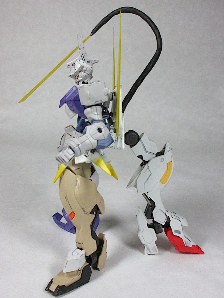 [Side]
作業内容は、まずリアスカート接続部とルプス脚の
ジョイントパーツをプラ板とランナーで作製。
次にサイドアーマー兼格闘用クロー作製。