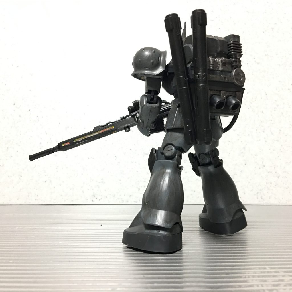 バックショット。キットでは黒系の部分を暗めのシルバーにして機械（特にラジエター）感を出しています。