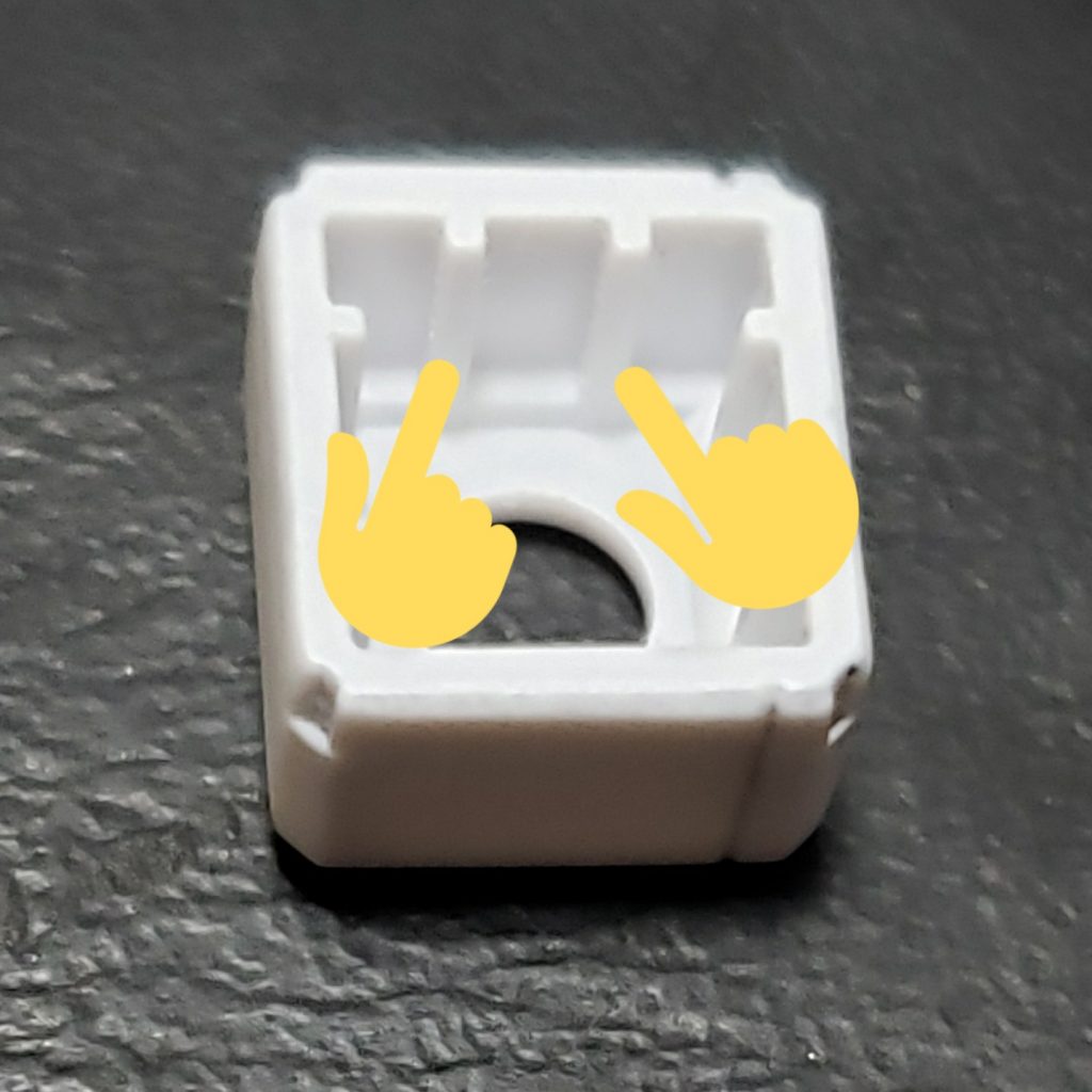 左腕部のバルカンを無くすために、キットに入っていた右腕部前期型の予備パーツを使用!
矢印部をカットすると左腕にもモールドが外側に来るようにつけられます。