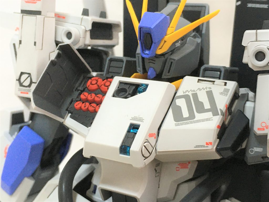 ミサイルハッチ。
裏面はグレーにしました。
真ん中のセンサーは無色だったのでクリアブルーで塗装し、裏面にラピーテープを貼り付けました