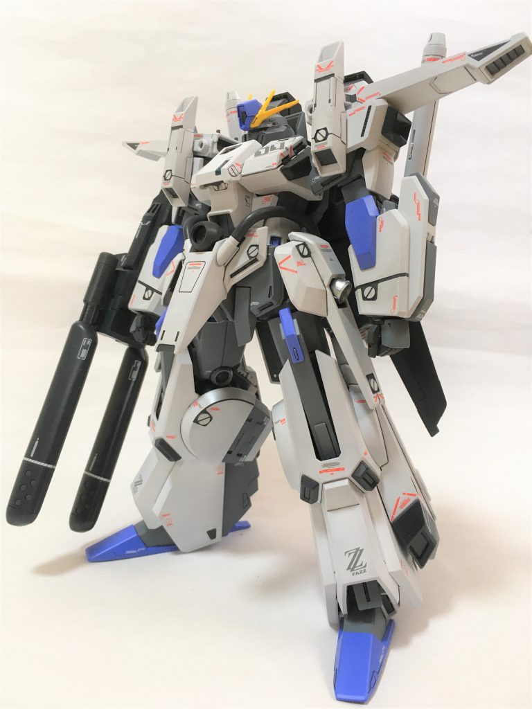 ダブルビームライフルで。
ZZより砲身が太くなっているのが似合います。