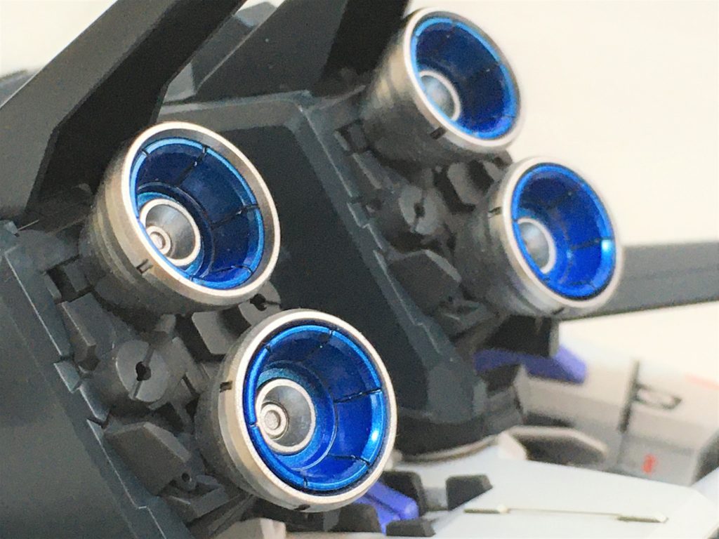 バーニアはシールバーに、内部はメタルブルーにしてみました。
以下塗装レシピです
グレー:(C)ニュートラルグレー+(C)MSライトブルー
黄色:(C)橙黄色+(G)Ex-ホワイト
青:(C)ブライトロイヤルブルー
BP青:(C)ミッドナイトブルー+(C)スージーブルー
赤:(C)シャインレッド
白:(G)Ex-ホワイト
関節:(G)メカサフ スーパーヘヴィ
クリアパーツ:(C)クリアブルー+(C)クリアグリーン
バーニア:(G)Ex-シルバー
バーニア内:(C)メタリックブルー
つや消し:(C)スーパースムースクリアー