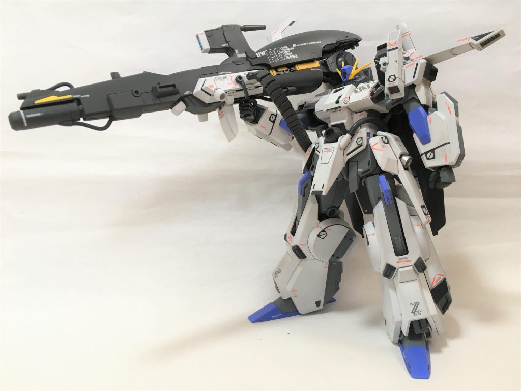 本命のハイパーメガカノン。
旧MGも組んだことがあるのですが、桁違いに色分けやギミックが進化しているように感じます。