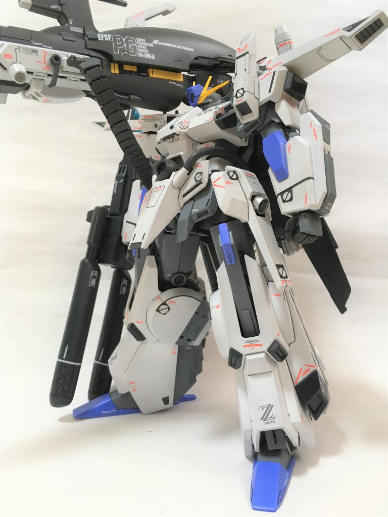 ちなみに手放しでも保持できるのでビームライフルと同時に装備も。