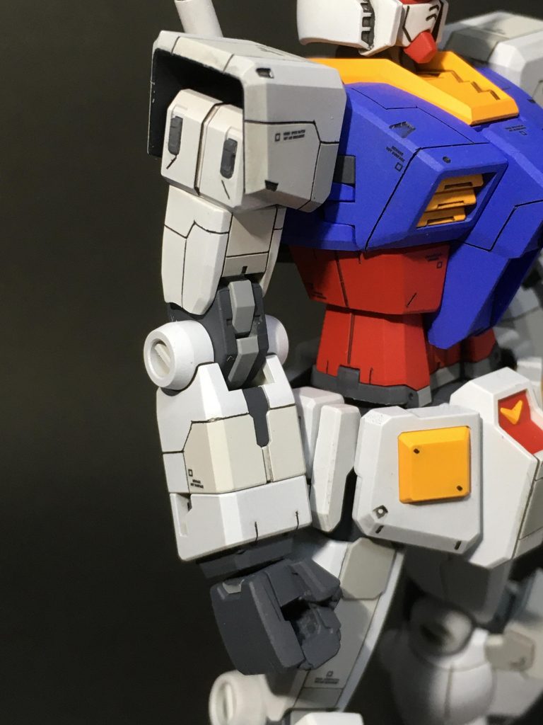 腕部をアップで。
肩はOYWのデザインにし、それを腕の横にも同じように彫りました。
二の腕全面はGFTを参考に。