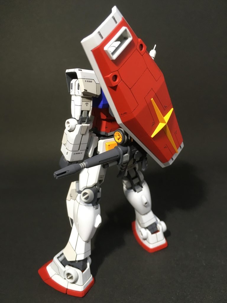 武器類は背部にマウント可能になっています。
シールドはキットのものがかなり小さかったのでHGUCから移植
無加工で装備できるのでオススメです。
ライフルのマウント部が固くて塗装が剥げたのでご注意をw