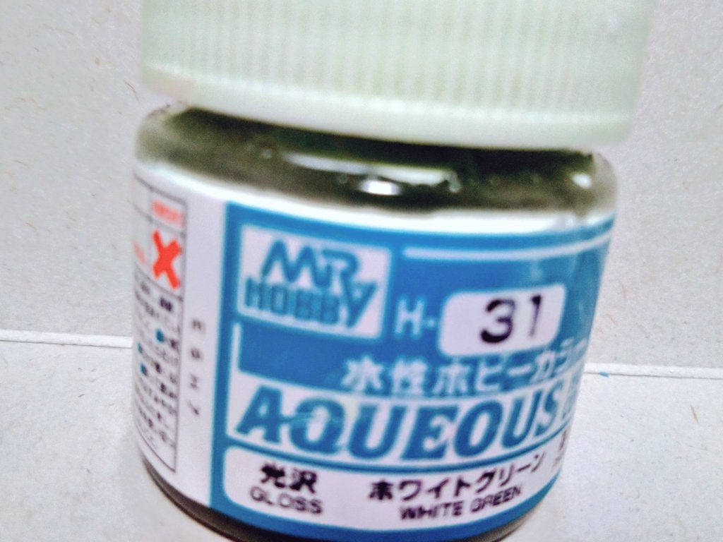 塗装は全て水性塗料筆塗り。
一度ガンダムを旧キットっぽい緑がかった白で塗ってみたいと思っていたのに挑戦してみました。新水性ホビーカラーのホワイトグリーンで塗っています。
