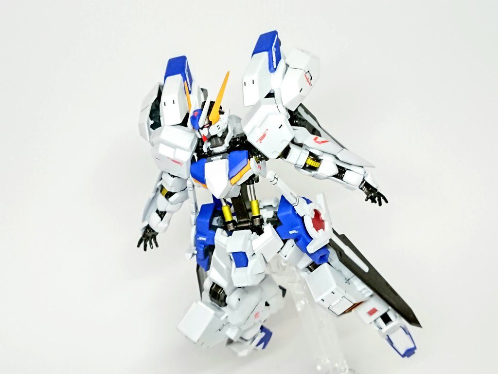 巡航形態
バックパックのブースターユニットを変形させることにより推力を全て後方に向けた巡航形態になることができる。これは補給をしやすくするための機能である