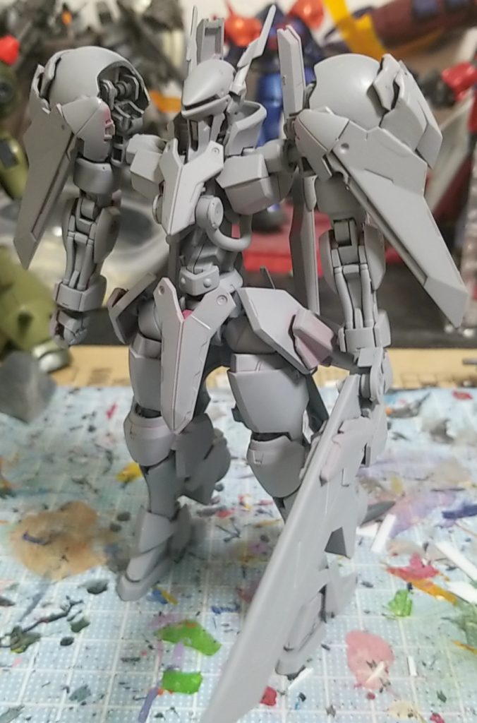 そして、初めて塗装したぶりになるサーフェイサーを吹いた
一部吹きすぎて厚ぼったくなってしまったり表面処理できてなかったりと至らぬ点が見つかった