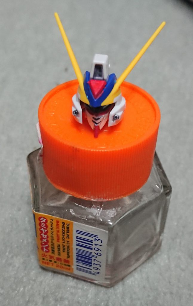 【頭部初期案】
ライトニングガンダムのフェイスパーツを加工したものをウィンダムの顔枠に移植して軽く塗装しただけ。