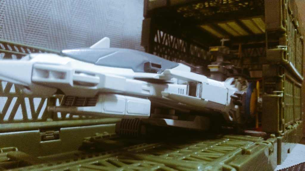 もともとはホワイトベースをベースにする予定だったけど売ってなかったのでマゼランを使いました
ジャンクを色々使ってヒロイックな形状にはなった気がします
もうちょっとこう巨大感のある工作がしたかったかな?スジボリとか