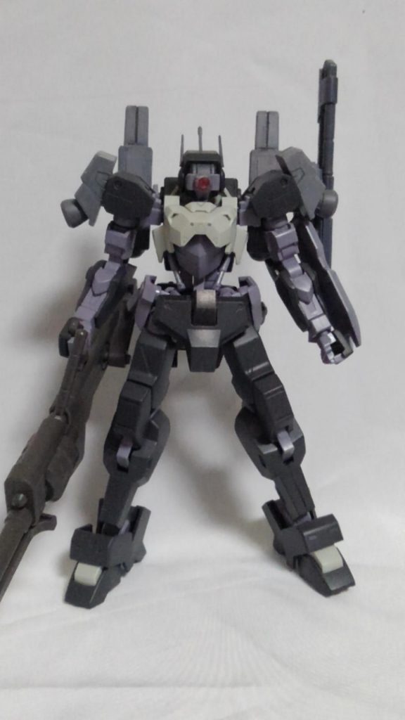 頭部バイザーにはビルダーズパーツのセンサーレンズ、アンテナパーツを追加しました。
肩部にはビルダーズパーツのブースターを獅電改風に追加しました。