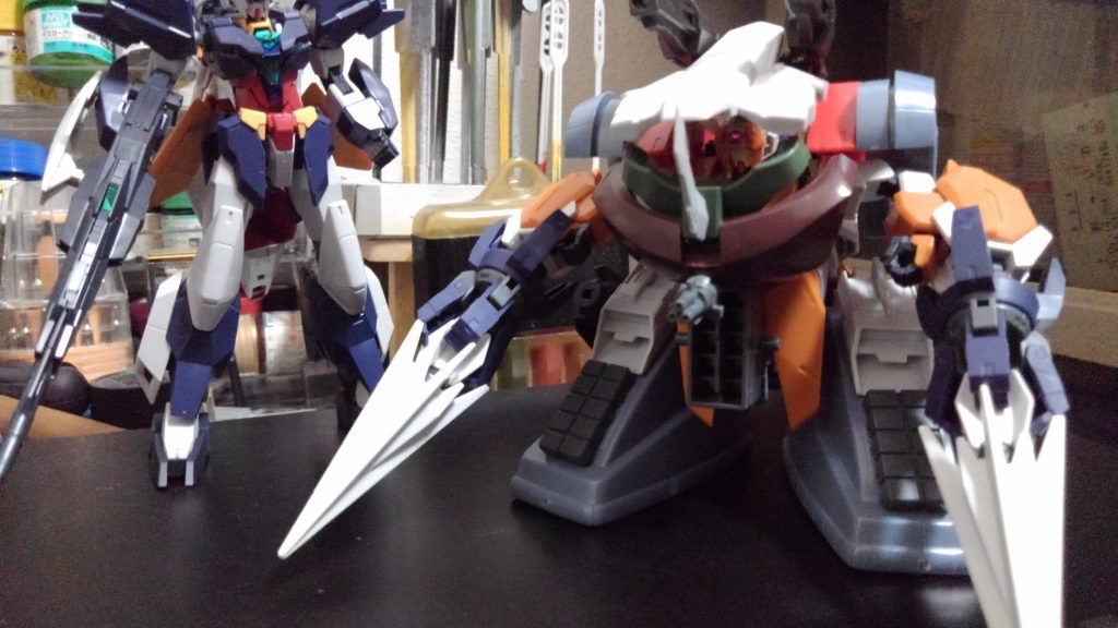 ガンダムの額のセンサーはアッグモード時のモノアイにする予定だった時の名残w