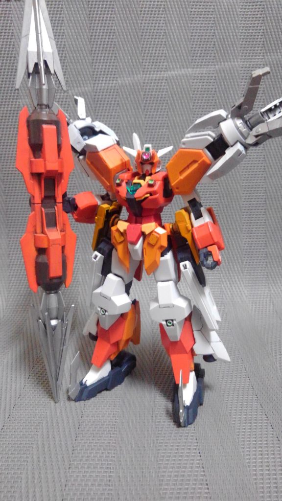 重近接戦用のサタニクスガンダムを更に強化中距離用の装備を追加して弱点を補っている…という設定変形の都合もありコアガンダムは旧型の方を仕様