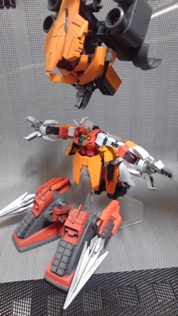 コアッグを2パーツに分離してガンダムに挟み込むようにドッキング